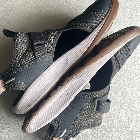 Chaco water shoes / sandals size 9, closed toe. - Picture 5 of 7